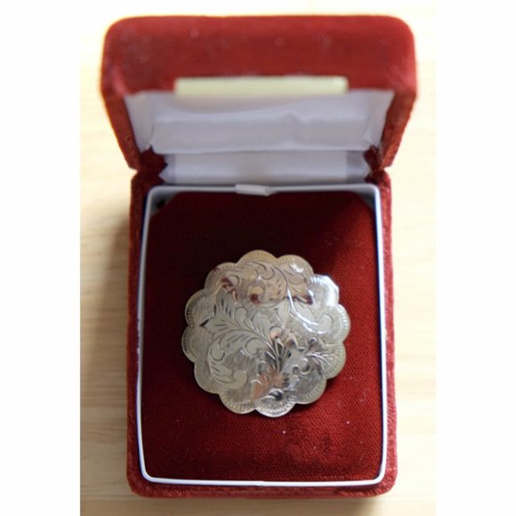 BOGO🧨Vintage sterling silver scalloped, etched brooch - Picture 1 of 4